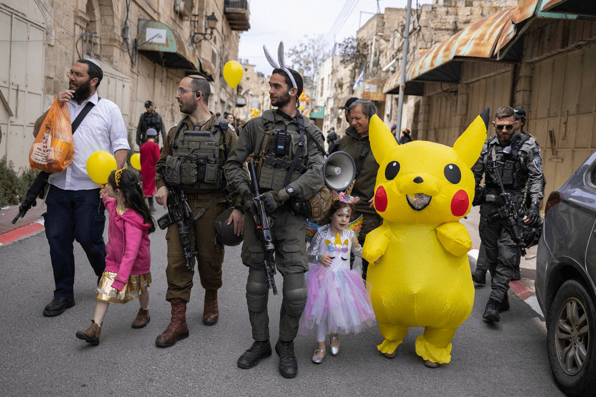 Pourim à Hébron : les colons ont célébré avec des chants de tuerie et de vengeance, les Palestiniens sont restés enfermés dans leurs maisons